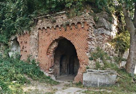 Auf grüner Wiese: Ein Stadttor in Küstrin